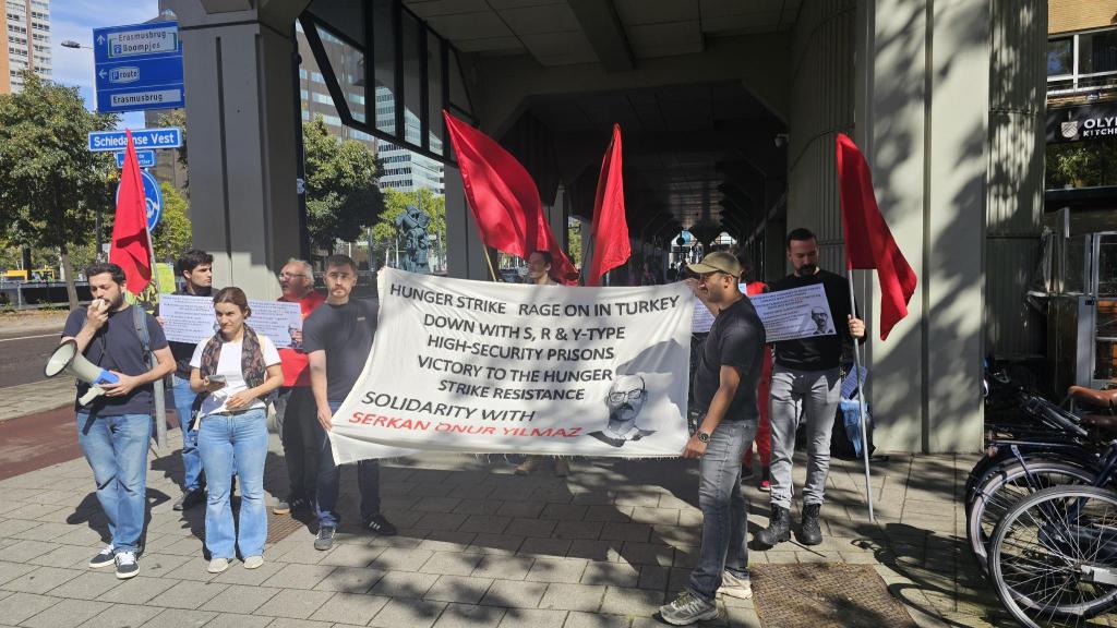 Rotterdam: Action in front of Consulat General